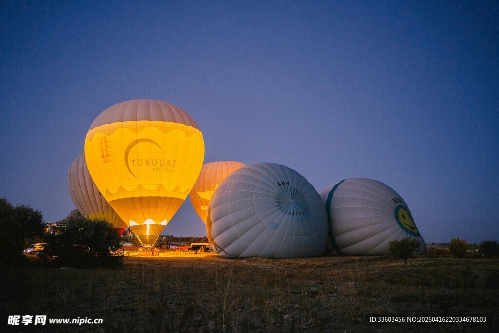 夜幕下的热气球准备起飞