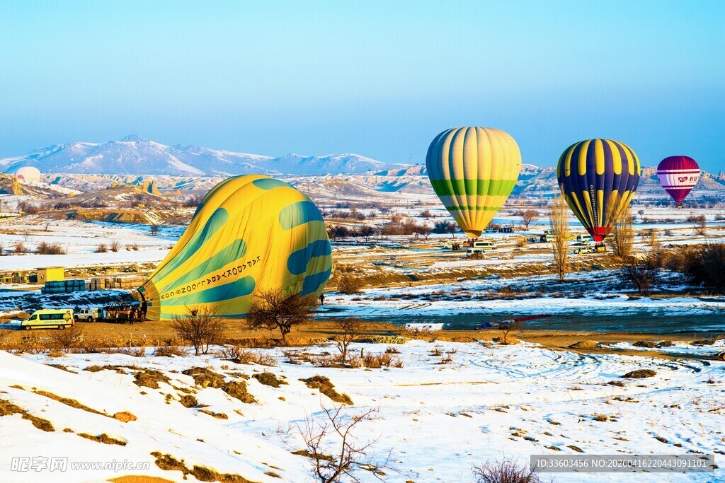 雪地中多彩热气球待飞