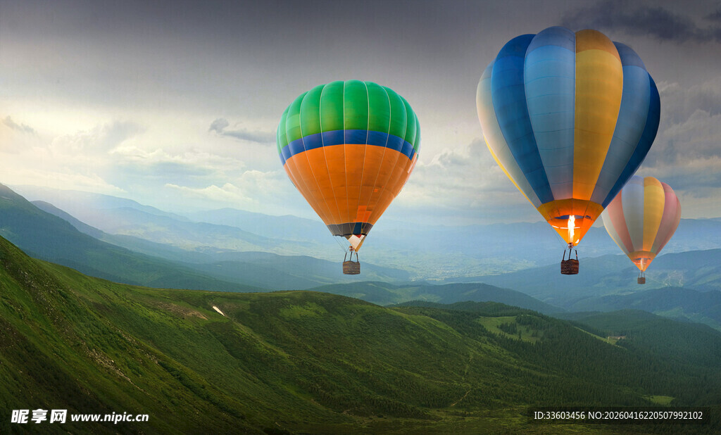 空中多彩热气球飞越绿野