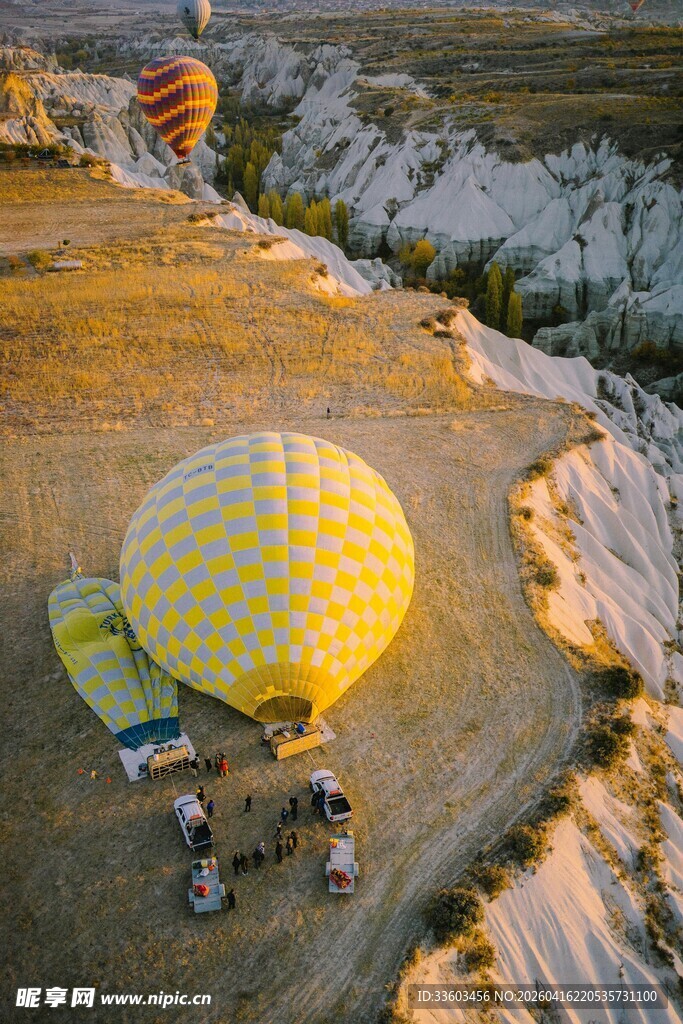 地面上的黄色热气球准备起飞