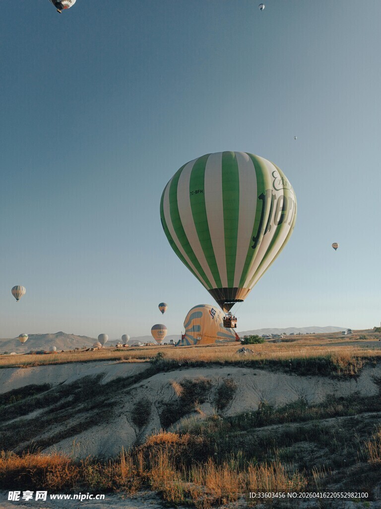 空中翱翔的多彩热气球