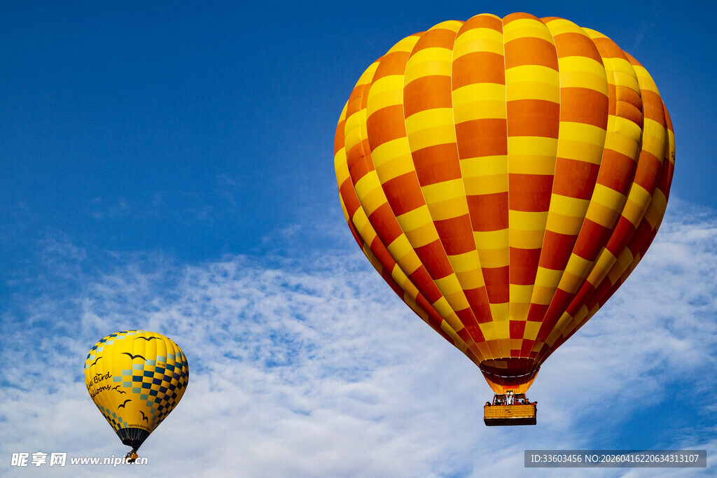 蓝天下的多彩热气球