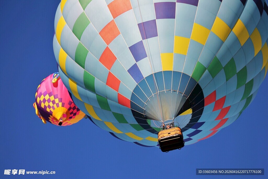 多彩热气球翱翔蓝天