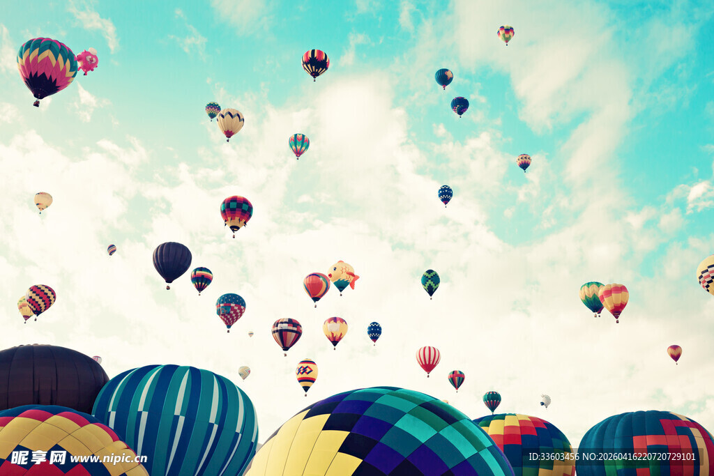 天空中缤纷多彩的热气球