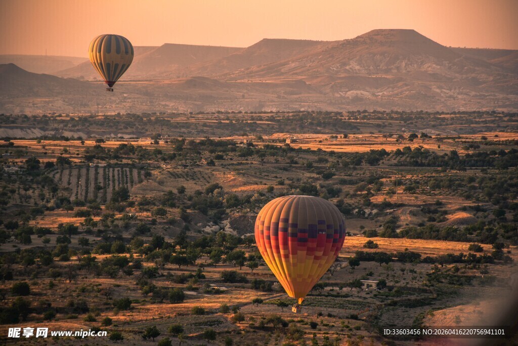 空中赏壮丽热气球与地貌