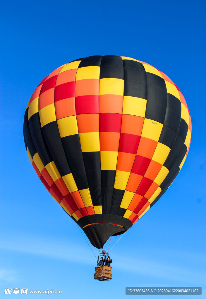 彩色格子热气球翱翔蓝天