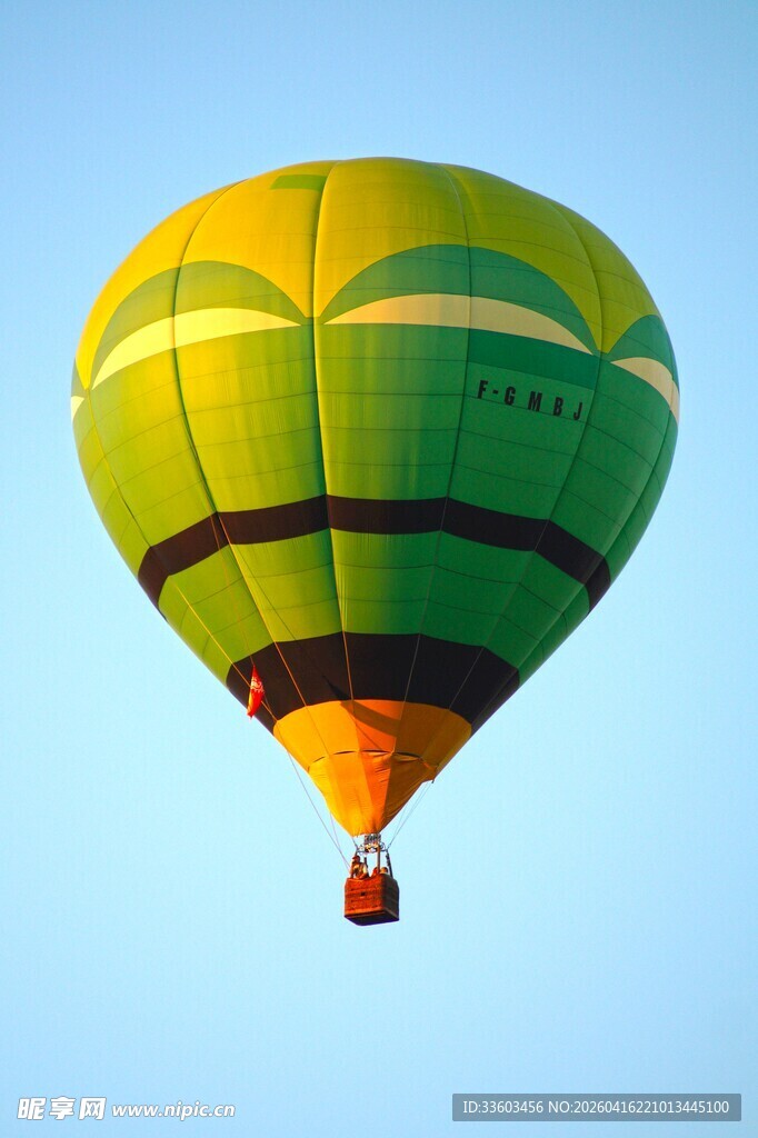 蓝天中的多彩热气球
