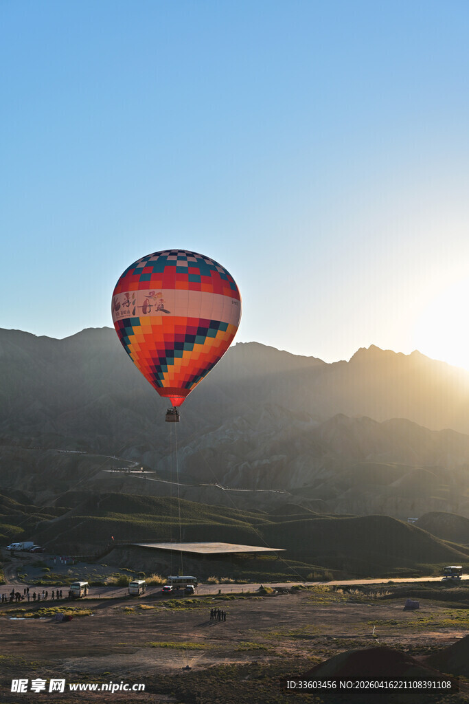 夕阳下的空中热气球