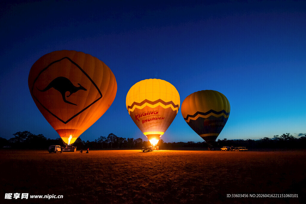 夜幕下的多彩热气球升空