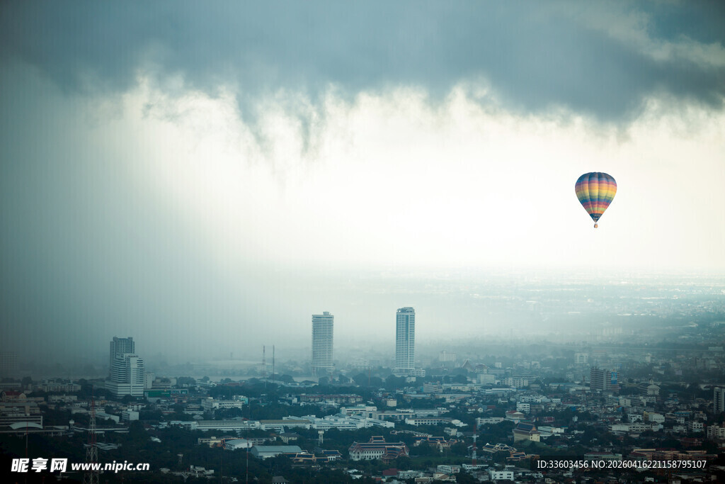 城市上空的热气球美景