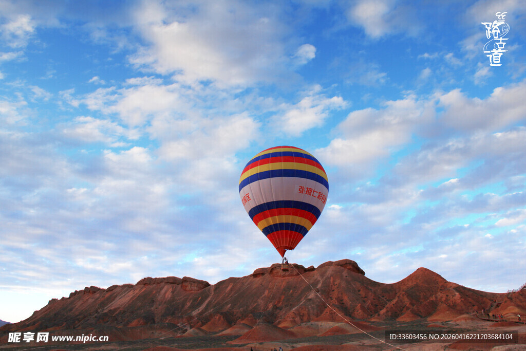 天空中翱翔的彩色热气球