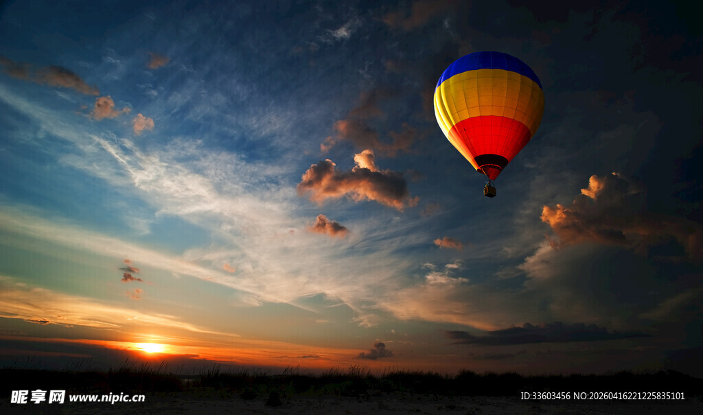 夕阳下的多彩热气球
