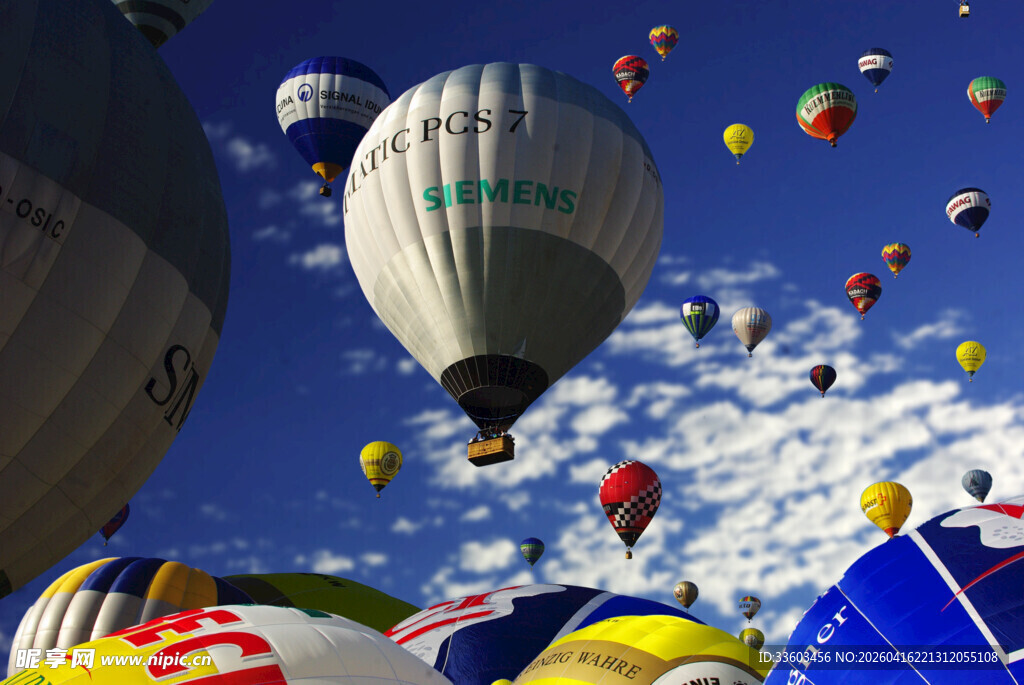 缤纷热气球翱翔蓝天