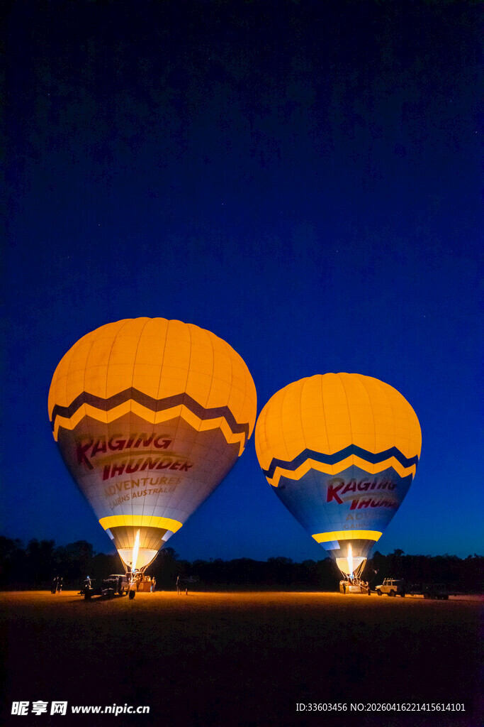 夜幕下的绚丽热气球