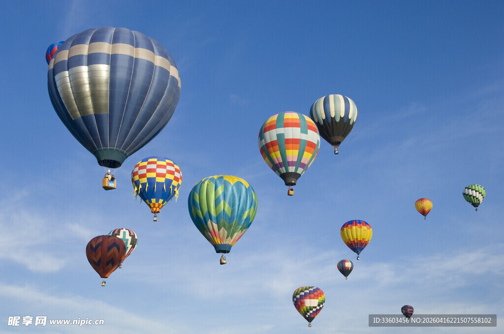 多彩热气球翱翔蓝天