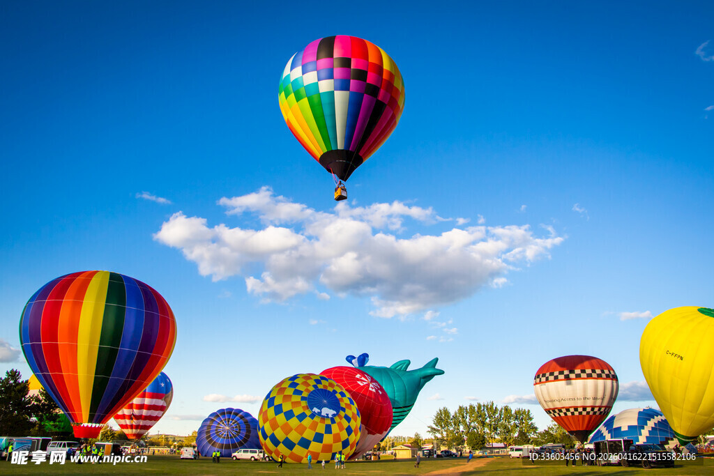 多彩热气球翱翔蓝天