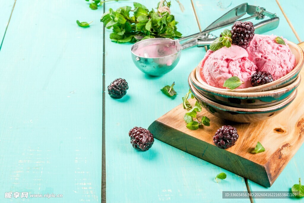 木桌上的美味粉色冰淇淋
