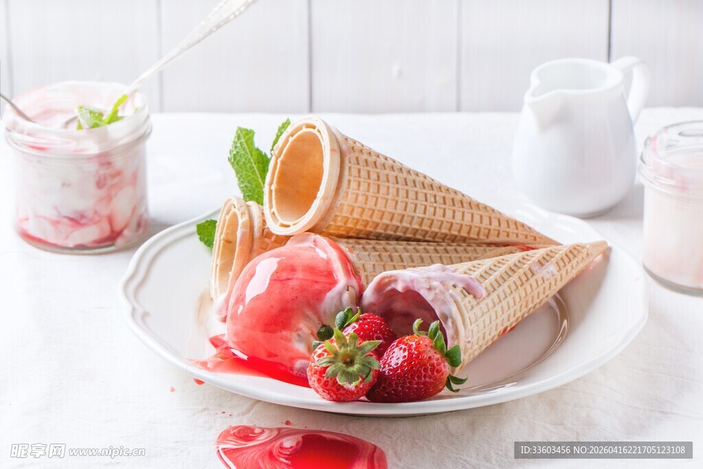 美味冰淇淋与水果拼盘