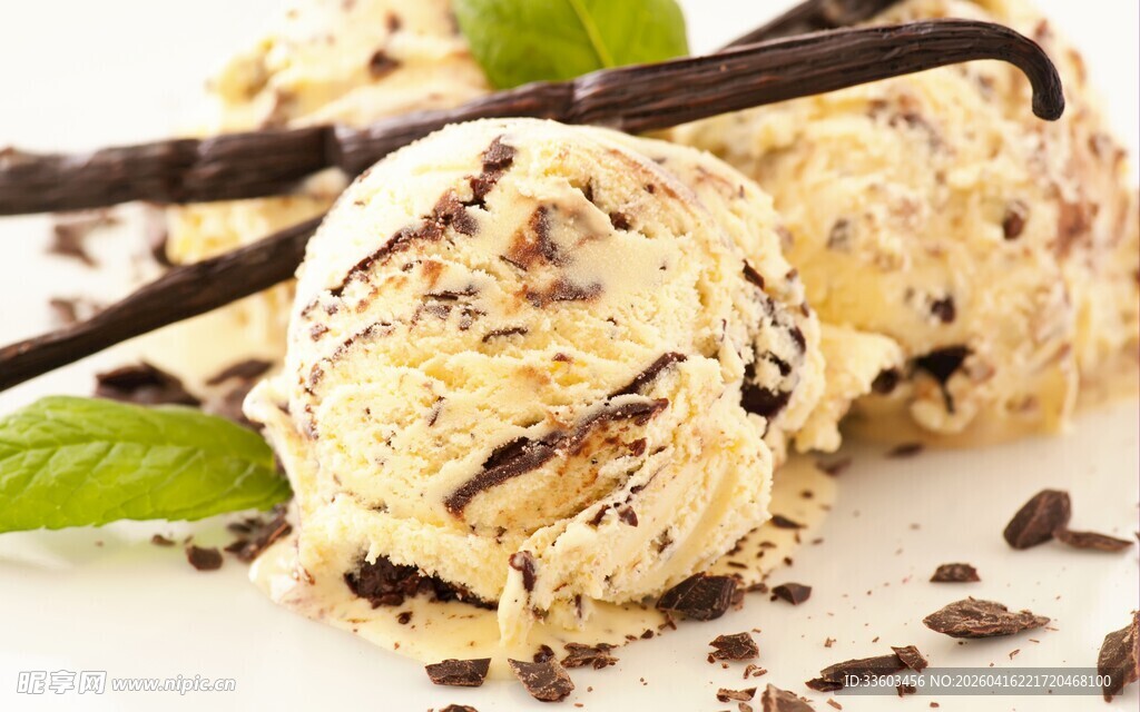 美味香草冰淇淋配巧克力酱