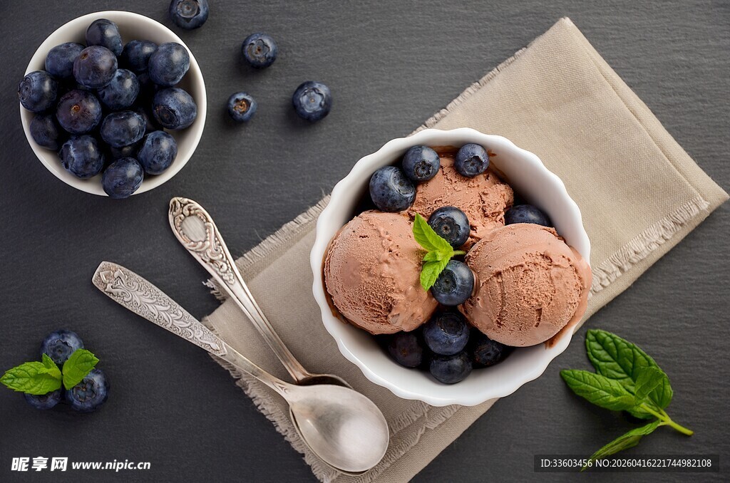 蓝莓配巧克力冰淇淋美食