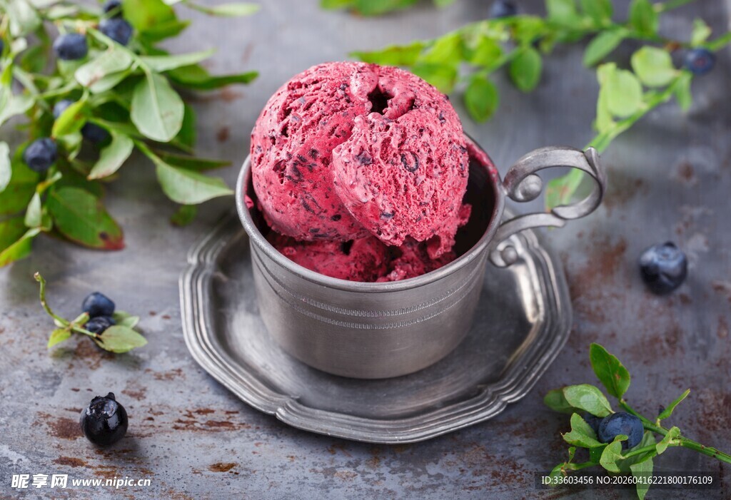 美味树莓冰淇淋