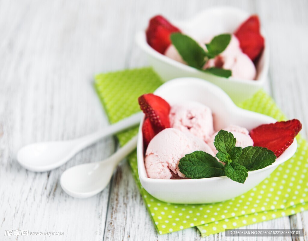 草莓薄荷冰淇淋双碗盛放
