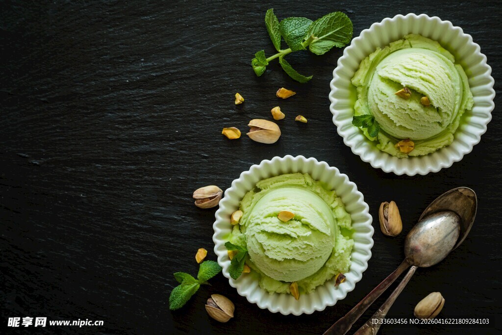 薄荷开心果冰淇淋甜点