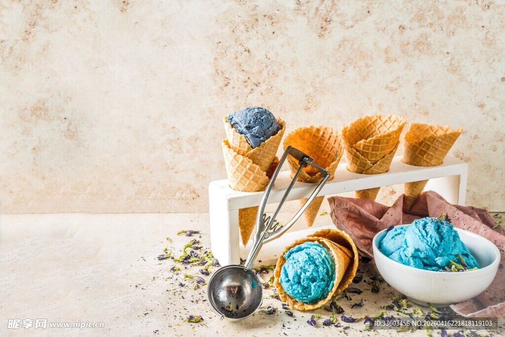 多彩冰淇淋甜筒与碗装冰淇淋