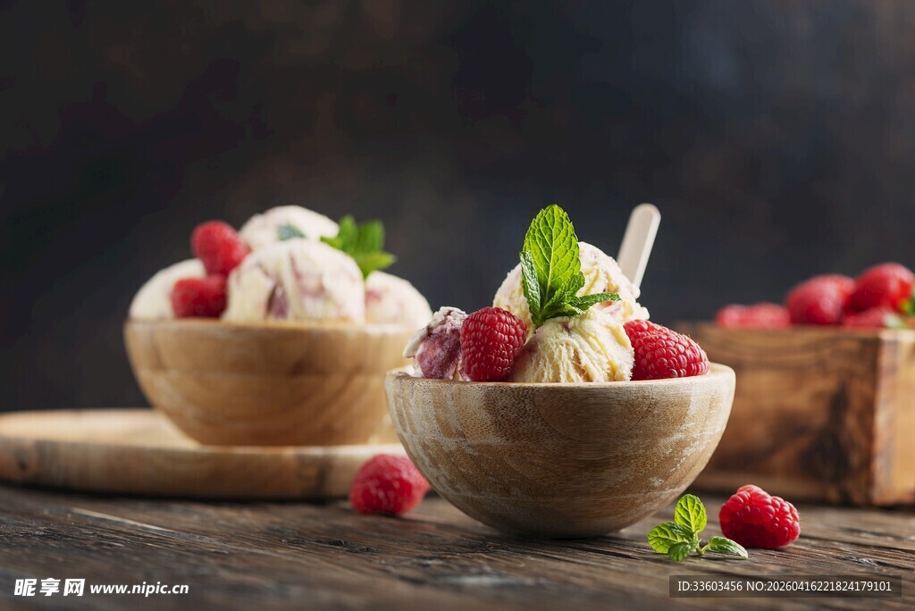 木碗中的美味冰淇淋与莓果