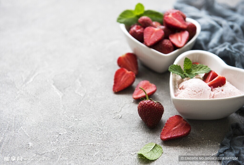 心形碗装草莓酸奶甜点