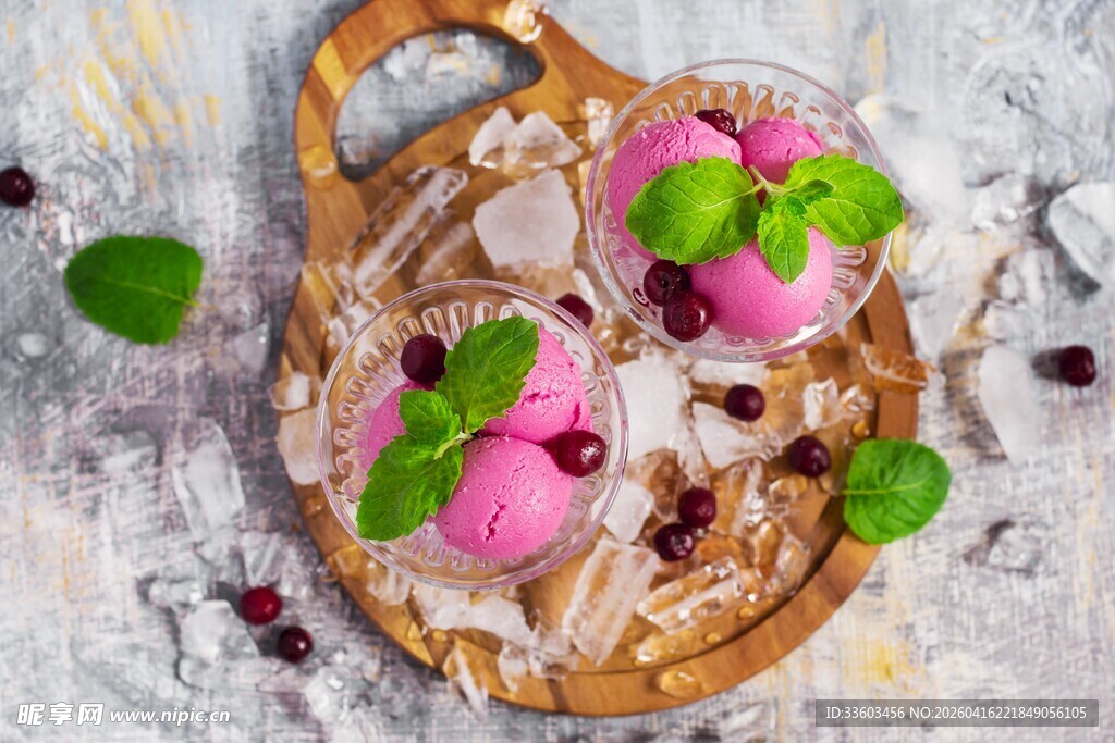 木制托盘上的美味马卡龙