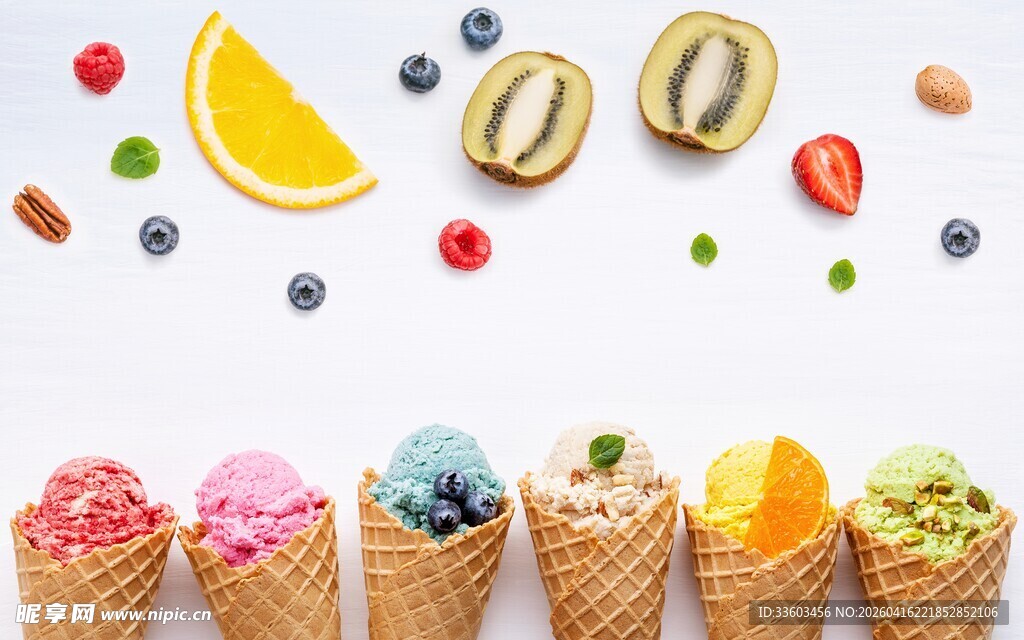多彩冰淇淋与鲜果甜品组合