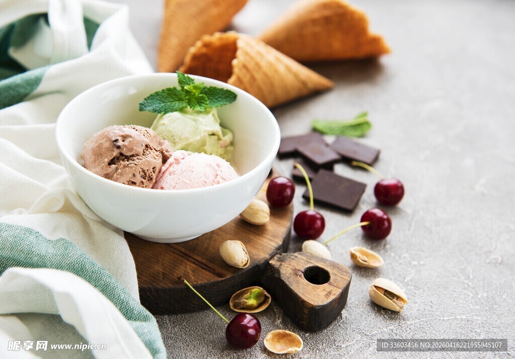 美味冰淇淋与多样配料