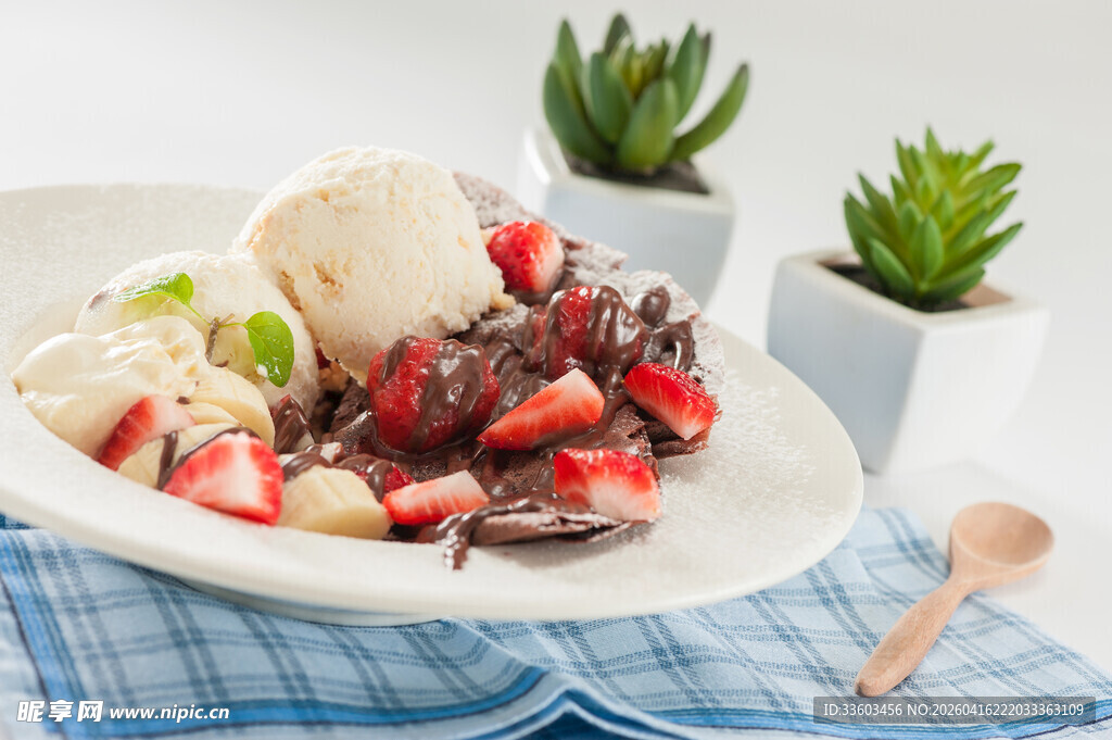 美味浆果冰淇淋甜点