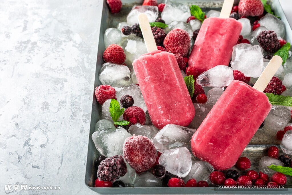 莓果冰棒置于冰块中