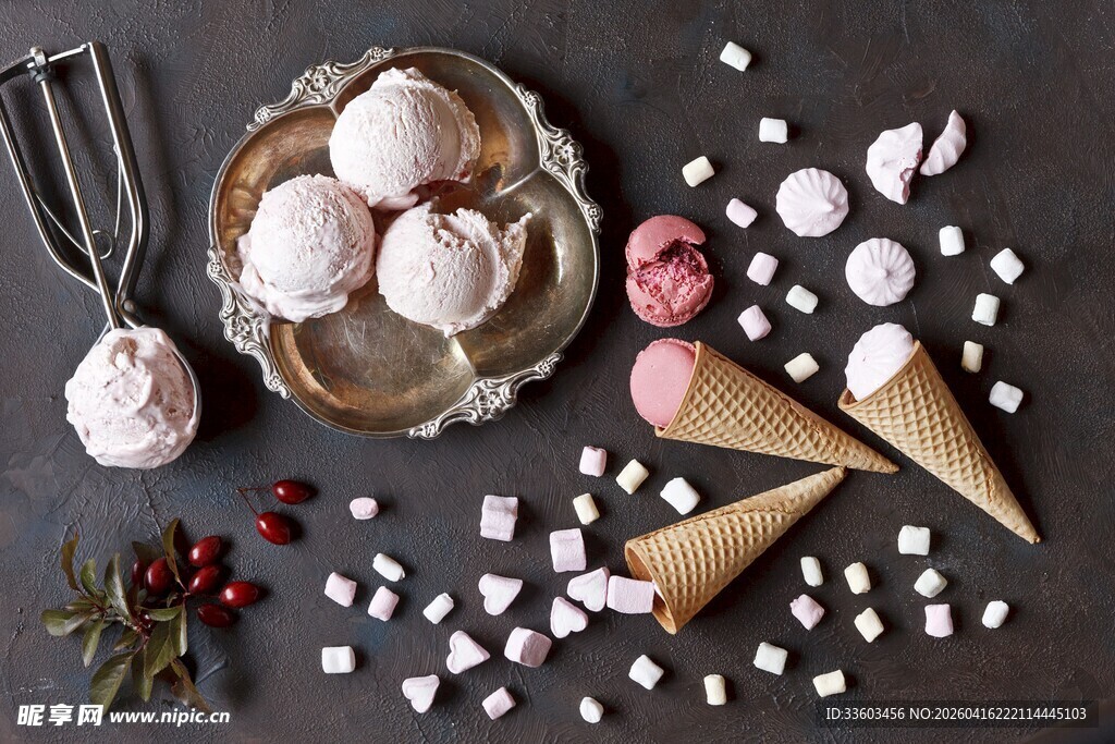 美味冰淇淋与配料展示