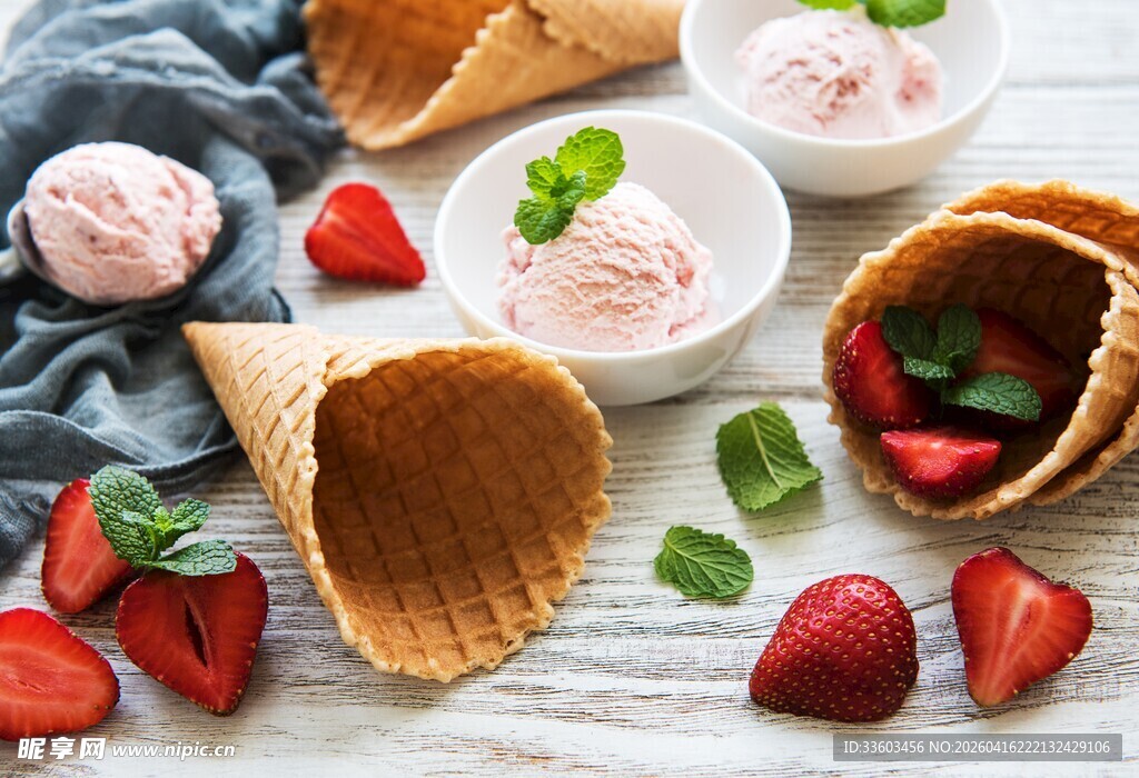 草莓冰淇淋甜筒诱人美味