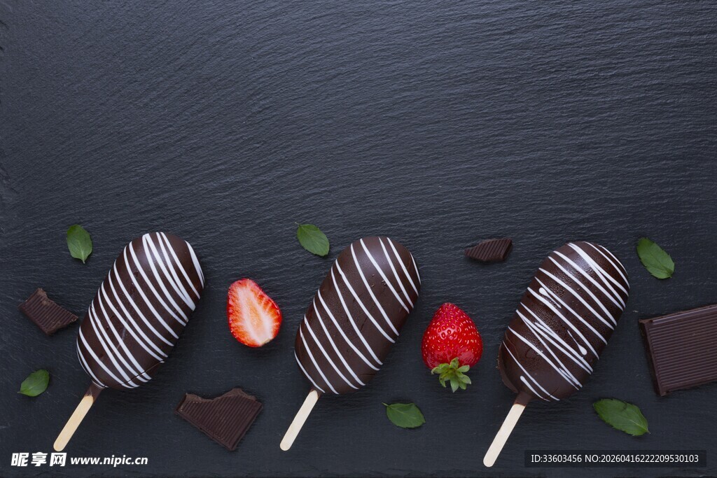 巧克力草莓棒棒糖美食图