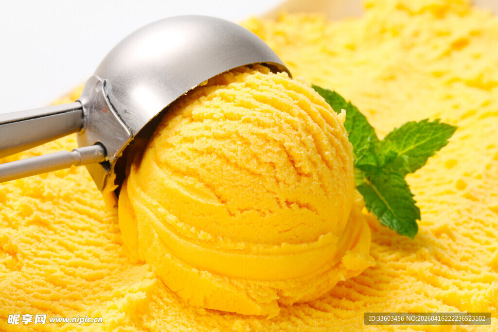 美味柠檬冰淇淋配薄荷叶