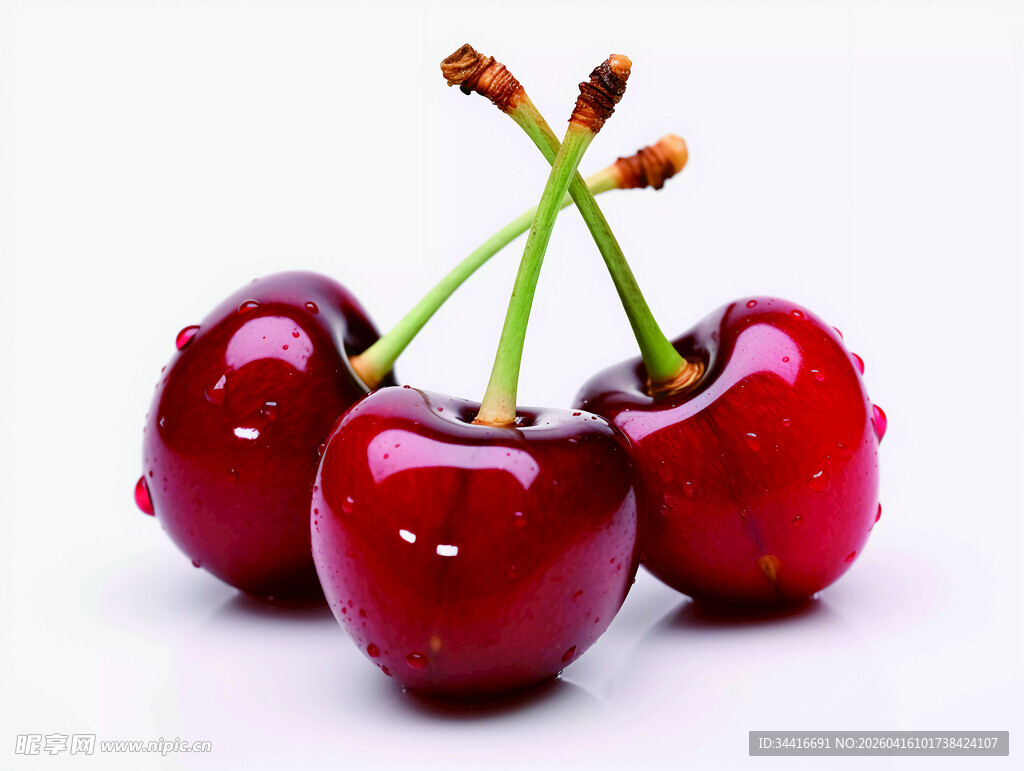 新鲜欲滴的三颗红樱桃