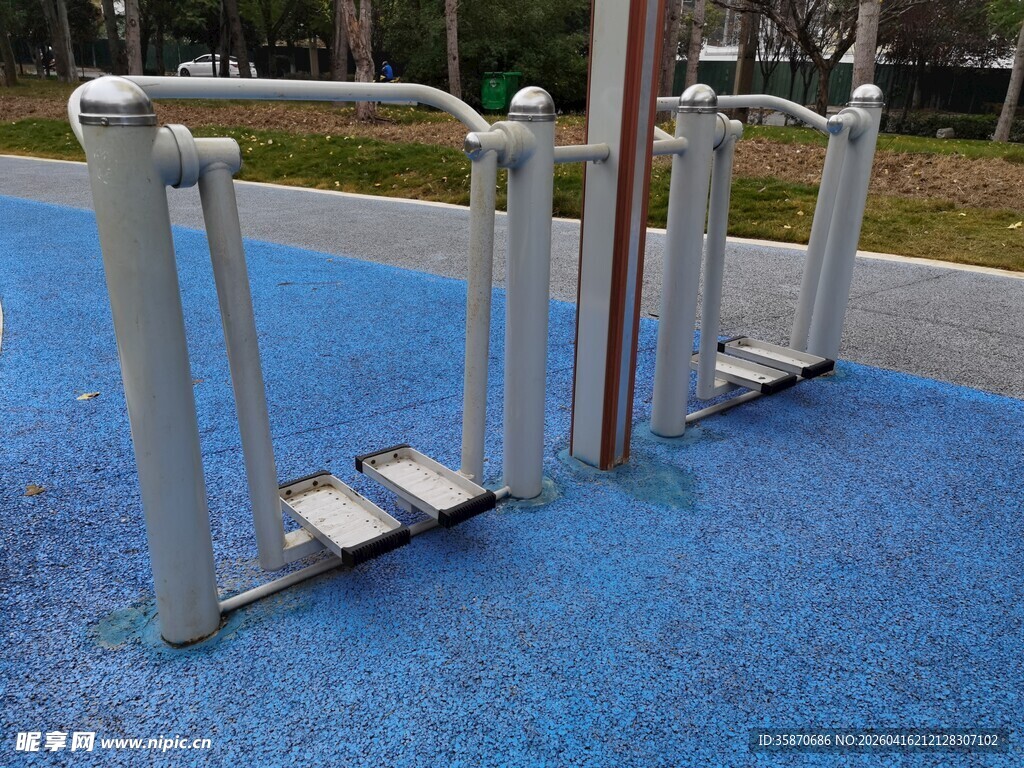 户外蓝色地面健身器材
