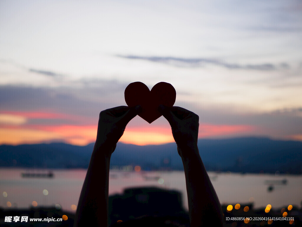 双手比心赏绝美黄昏景