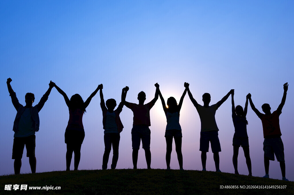 携手共迎曙光的人群