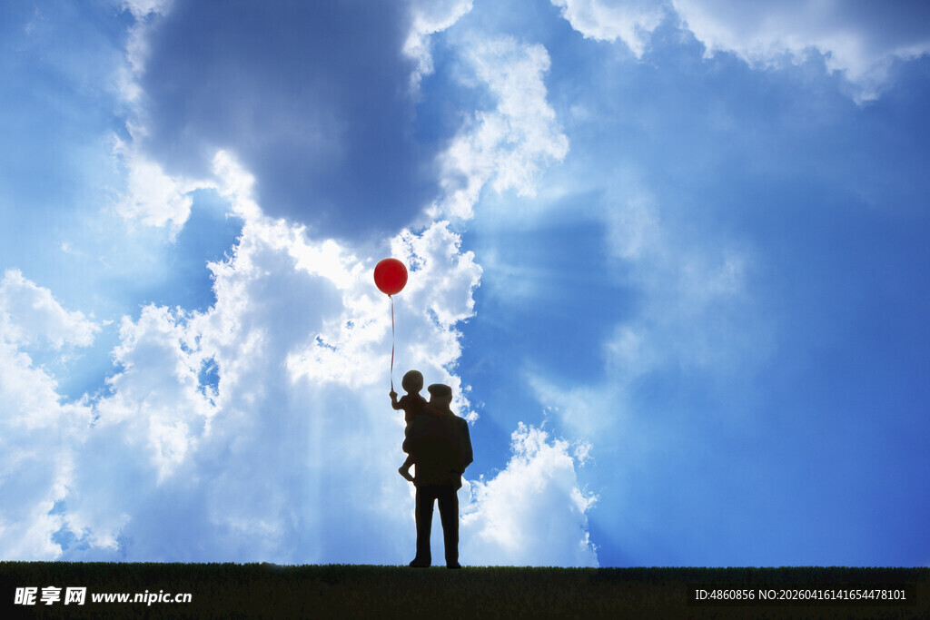 情侣放飞爱心气球