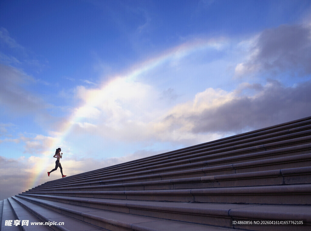 一人在阶梯上逆光前行