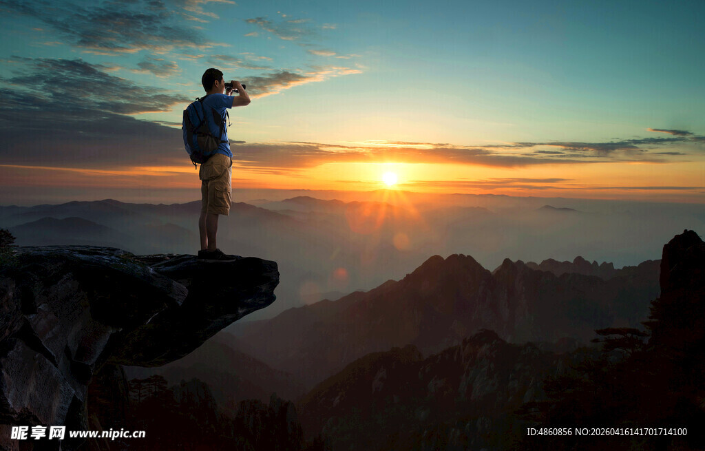 悬崖边迎日出的孤独旅人