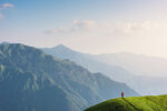 山顶一人赏壮丽山景