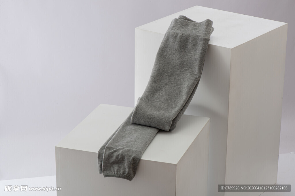 灰色保暖裤展示于白色台架