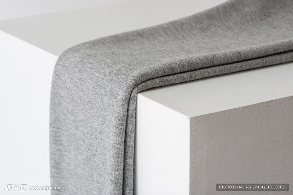 灰色柔软毛毯置于白色台边