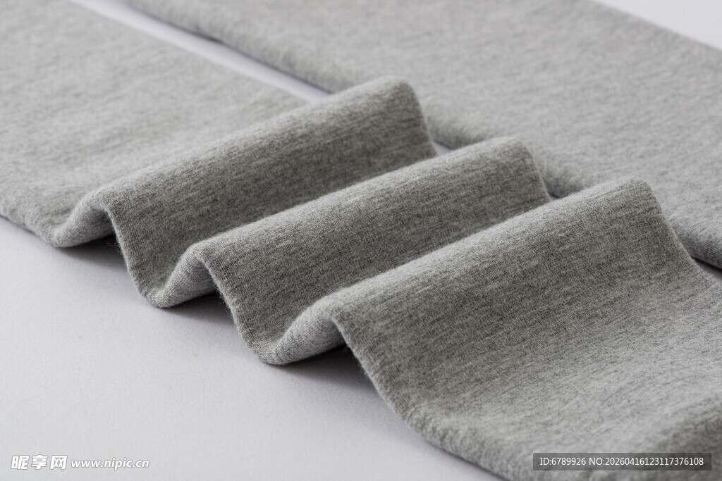 浅灰色褶皱布料特写